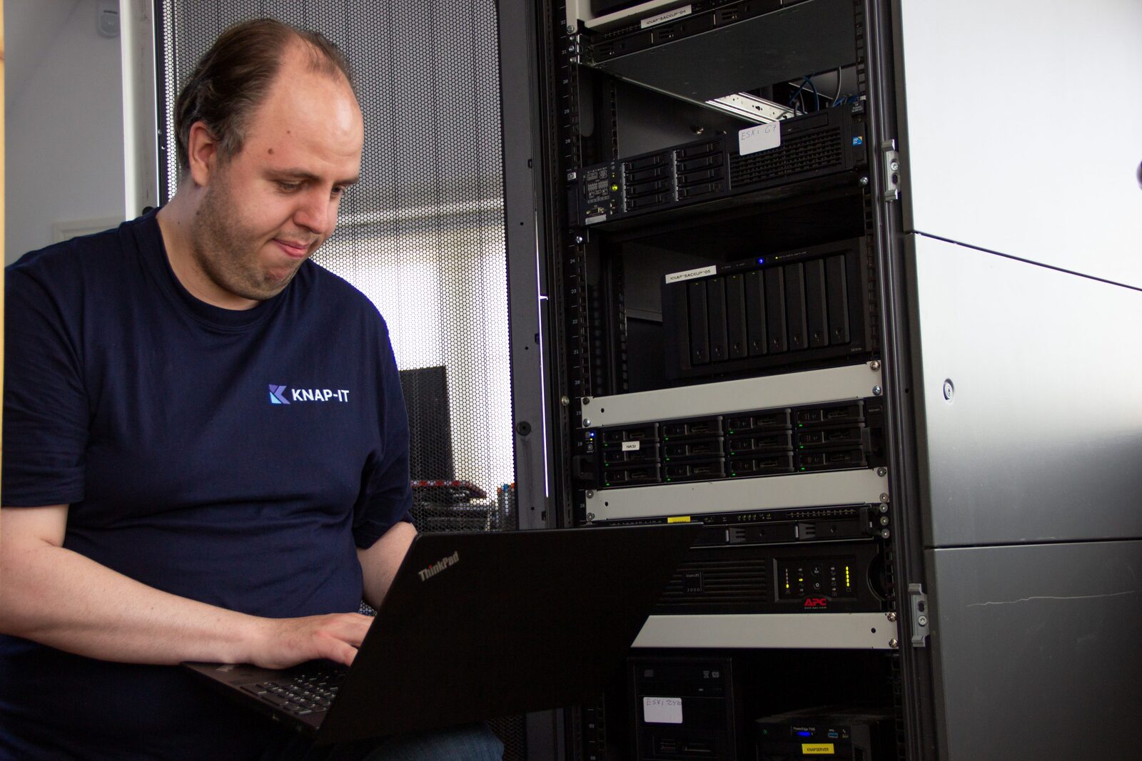Netwerkapparatuur in een beveiligde serverkast