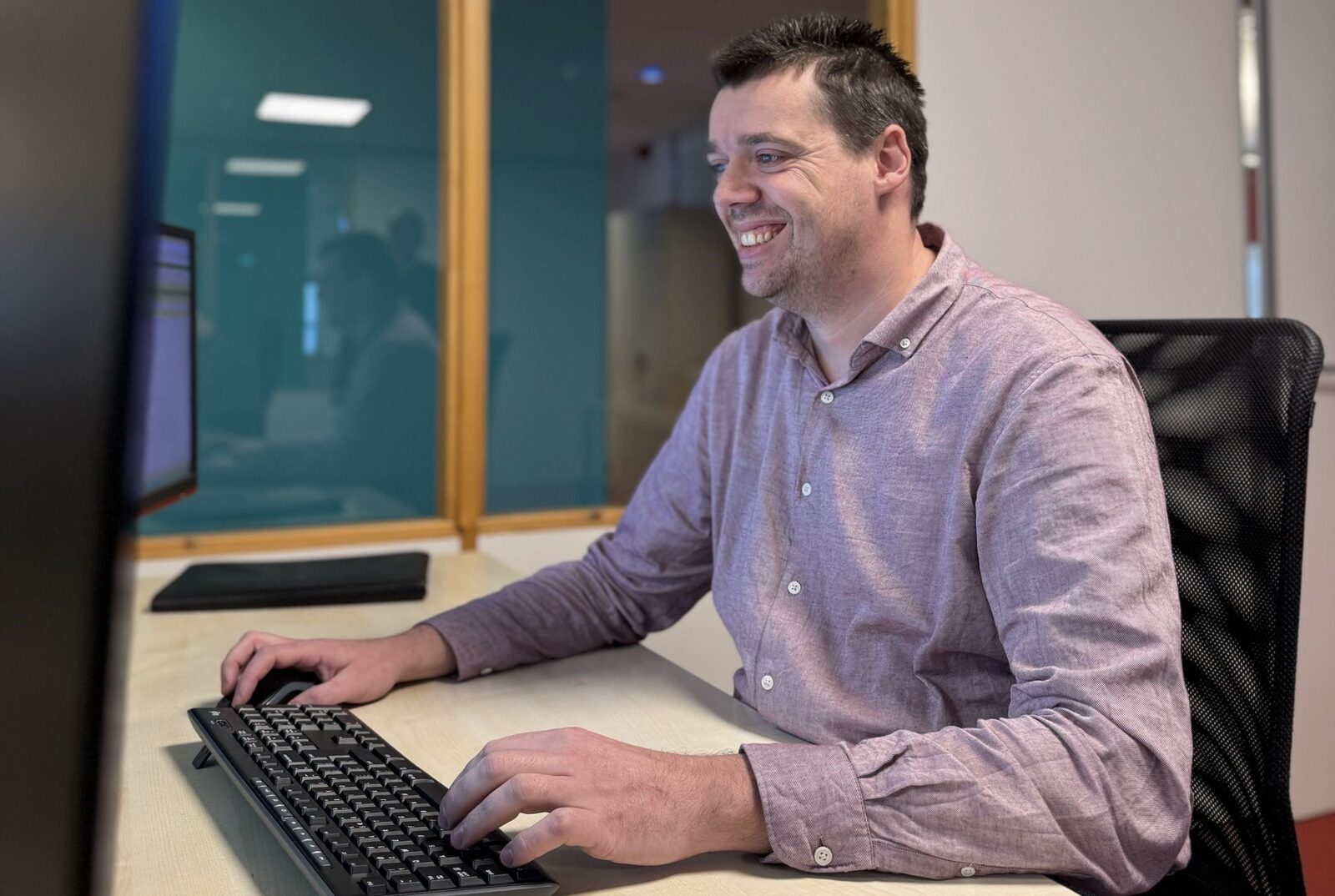 Zelfstandige werkplek met laptop en beeldscherm