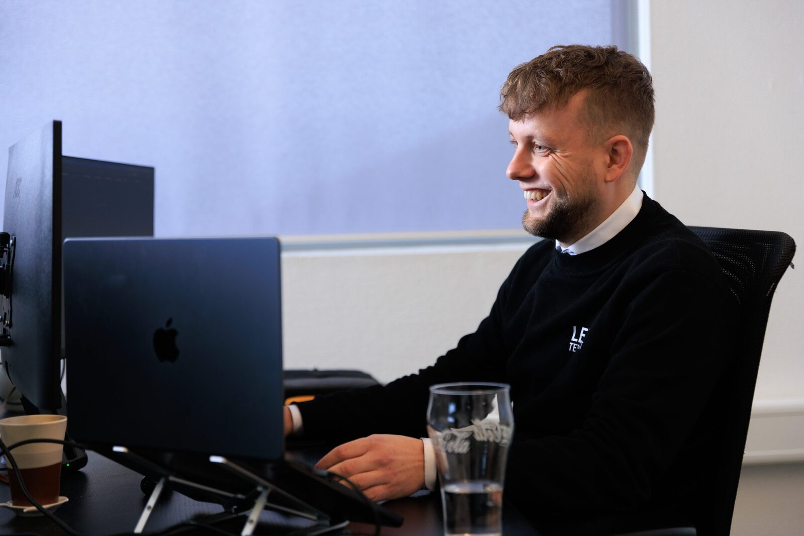 Laptop op een bureau met websiteontwerp